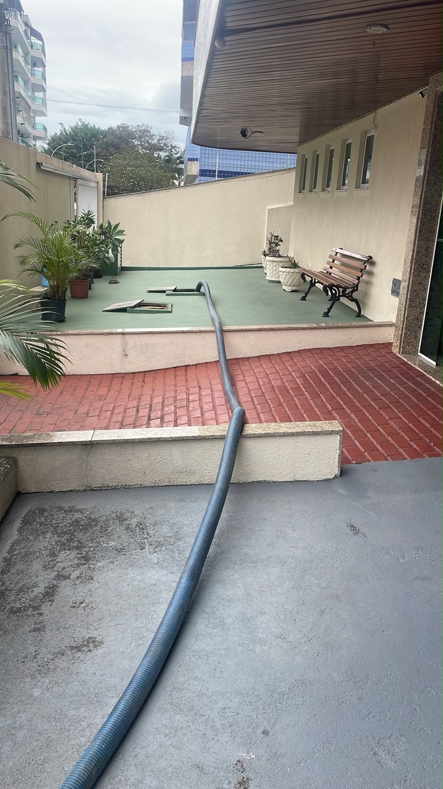 Mangueira de sucção instalada no acesso de um imóvel residencial